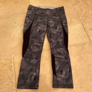 Lululemon crop pant sz 6. Black